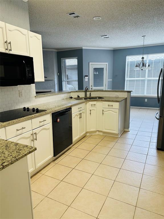 Lloyd Add Tr 8 - Residential Lease