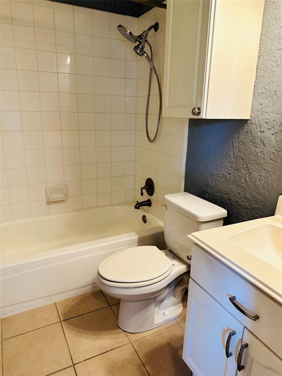 Lloyd Add Tr 8 - Residential Lease