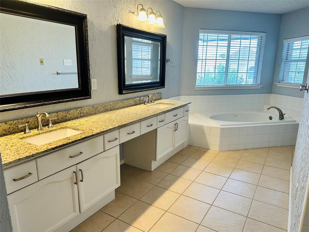 Lloyd Add Tr 8 - Residential Lease