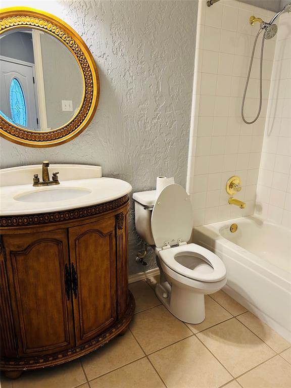 Lloyd Add Tr 8 - Residential Lease