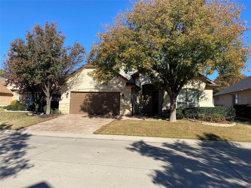 Beautifully maintained Oakmont floorplan.  If you would enjoy a closed gate community, tennis, and golf this is the place for you.  Large bedrooms, open concept.  Must see!