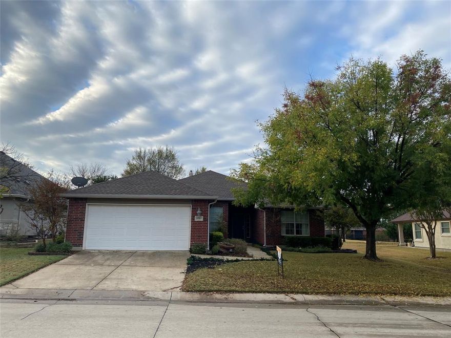 Beautifully maintained Oakmont floorplan.  If you would enjoy a closed gate community, tennis, and golf this is the place for you.  Large bedrooms, open concept.  Must see!