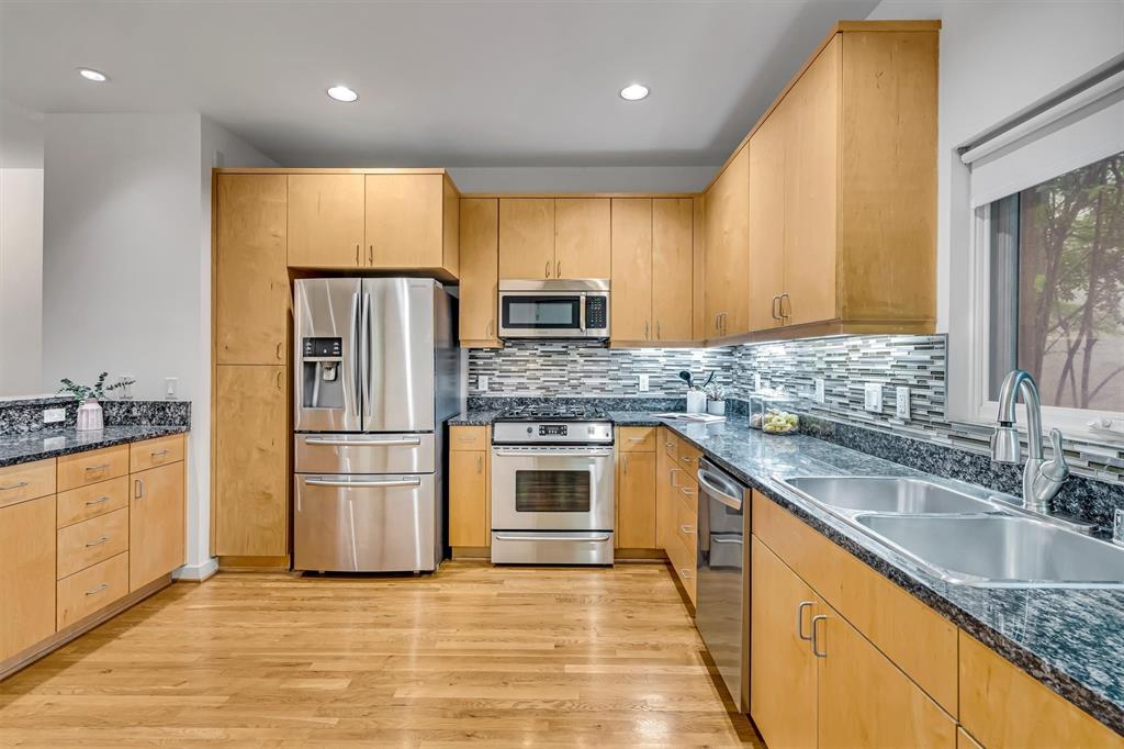 4100 Travis Street 10
