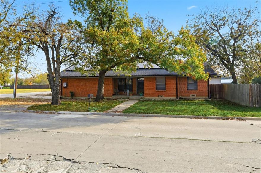 Great 3-bedroom 2 bath brick home situated close to thriving downtown Sanger. Minutes from Denton, Lake Ray Roberts, Winstar World Casino and Resort and more. Lot features few large trees, good sized backyard, 2 car garage and wood laminate flooring throughout. Don't miss this one!