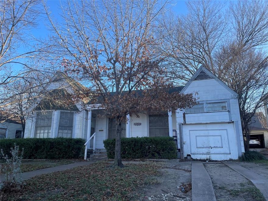 Investor special! This home could be re-done or removed for something new.
Property is being priced for lot value.  Home is as is no repairs. No survey, buyer responsible.
No Sellers Disclosure, seller never lived in the home. Three blocks from Dickies Arena.
Great investment property!  Note There is a small room above the garage.