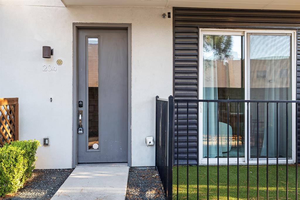 4545 Bowser Avenue 204