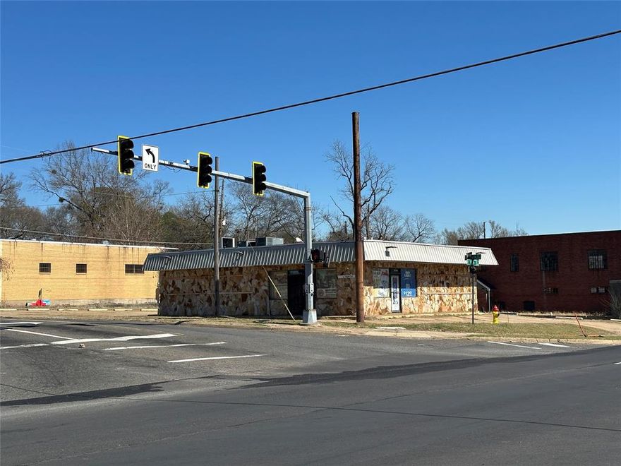 The famous Bayou Daiquiri store that opened up back in 1987 has relocated. They were a thriving business for over 30 years at this location. The owner can make repairs with a favorable offer. The roof was replaced in 2019. Strategically located next to the corner of I-49 & E 70th across from the Race Way Gas Station.