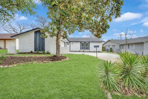 Photo of 1110 Coronet Street, Irving, TX 75062 (MLS # 21200824)