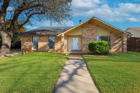 Photo of 2908 Canterbury Lane, Flower Mound, TX 75028 (MLS # 21208767)