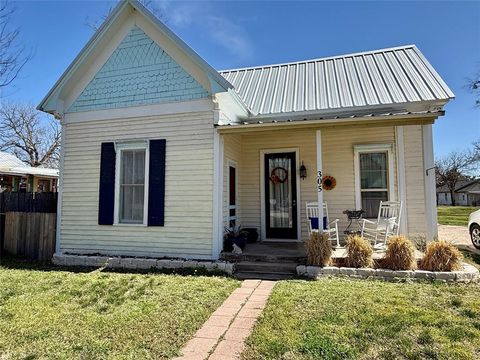 Photo of 305 S Live Oak Street, Hico, TX 76457 (MLS # 21197837)