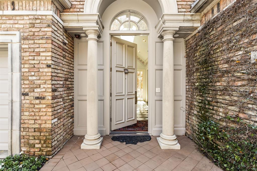17 Stonecourt Circle