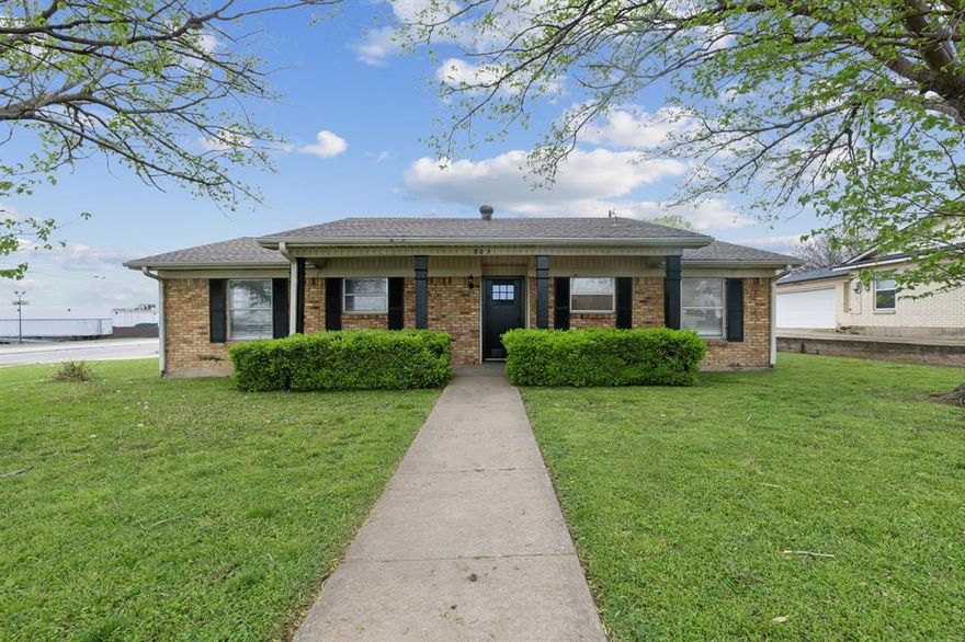 MOVE IN READY 3 bed, 2 bath home in Sherman. Gorgeous light colored wood-look floors throughout. Spacious living opens up to dining & kitchen. Kitchen features white cabinets, designer backsplash, double ovens & breakfast nook. Primary suite features large bedroom with en-suite bath with large counter space, white cabinets, tub & shower with designer tile. Two additional bedrooms & one full bath. Designer lighting & neutral light paint colors throughout. Enjoy covered patio area with large fenced back yard & 2 car garage!