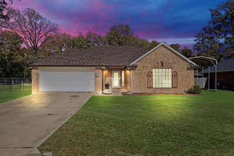 Photo of 328 Comanche Trail, West Tawakoni, TX 75474 (MLS # 21124281)
