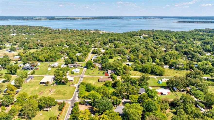 Charming Lakeside Retreat in Sherwood Shores
Escape the city hustle and trade noise for nature in this delightful 2-bedroom, 2-bath home, perfectly situated in the highly sought-after Sherwood Shores community on Lake Texoma. This is the ultimate find for anyone seeking a relaxed and cohesive lifestyle, offering a rare blend of peace, serenity, and convenient access to the lake and local fun.
Whether you're looking for a starter home, a weekend getaway, or a smart rental investment, this charming property is your perfect entry point to the fabulous Lake Texoma life.
Lake Access is a Breeze: You're only 1.3 miles from the boat ramp! Bring your boat, fishing gear, and all your water toys. Lake Texoma is renowned for its world-class striper fishing and boating.
Country Tranquility: Get away from it all and enjoy the quiet, peaceful surroundings that only a lake community can offer.
Easy Access to Fun: This home is only minutes away from Oklahoma, where you can enjoy the CASINO LIFE and other entertainment.
Versatile Living: This highly sought-after area is ready for you to make it your own, whether for full-time living or as a great income-producing rental property.