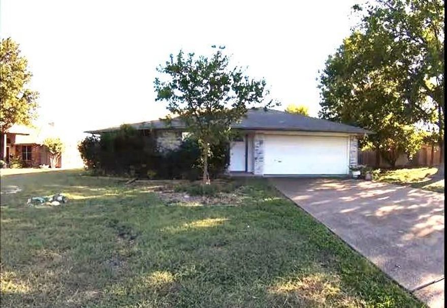 Come see this Incredible investment opportunity on 0.576 Acers lot.  This home has 3 bedrooms 2 bath with a sunken living room.  This property has a specious back yard with plenty of room to build your future shop. This home is conveniently located close to schools, parks and the best restaurants, retail in Waxahachie.