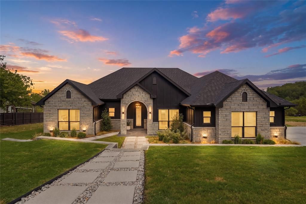 Photo of 208 N Mountain Ridge, Cresson, TX 76035 (MLS # 21268626)