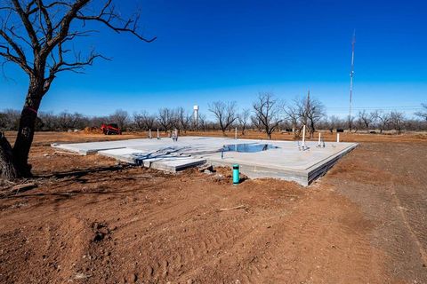 Photo of 705 E Davenport, Stamford, TX 79553 (MLS # 21179596)