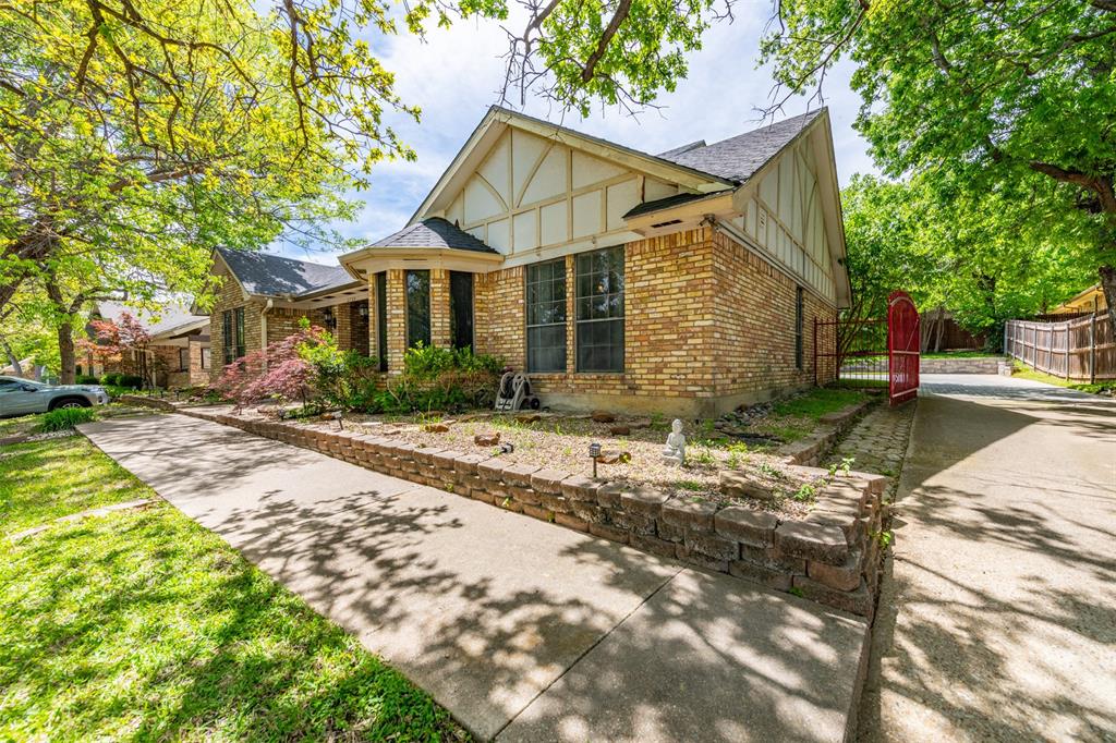 2704 Winding Oaks Drive