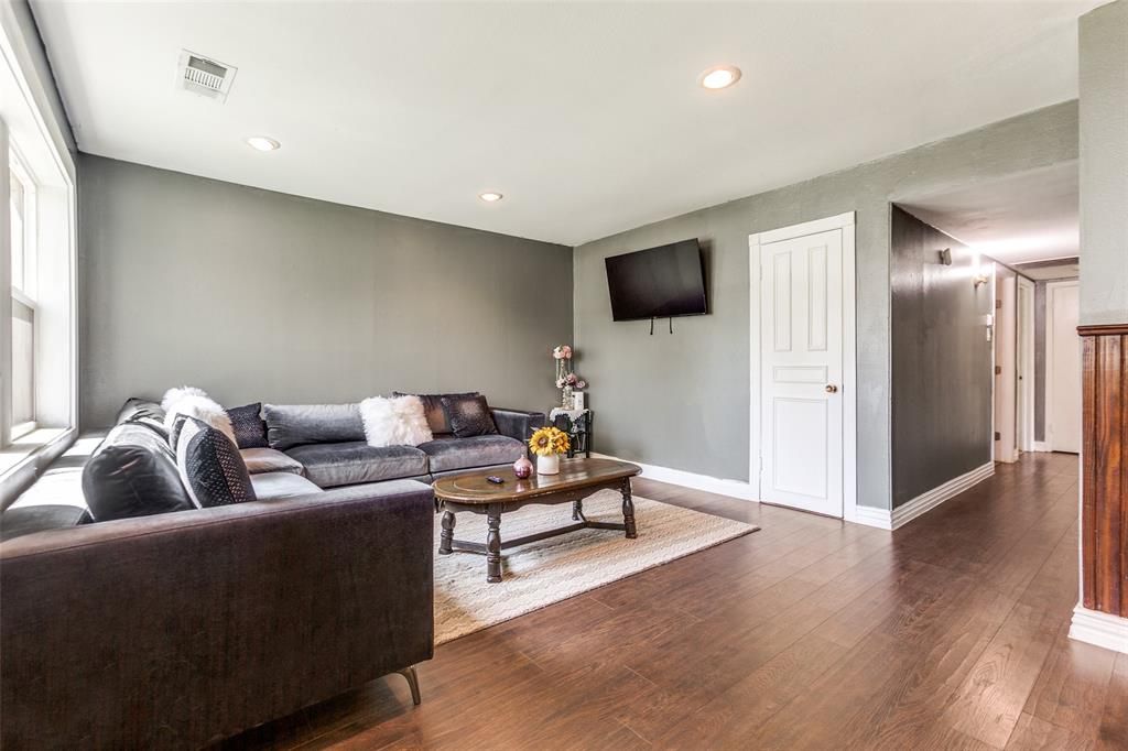 Photo of 303 N Cottonwood Drive, Richardson, TX 75080 (MLS # 21252109)