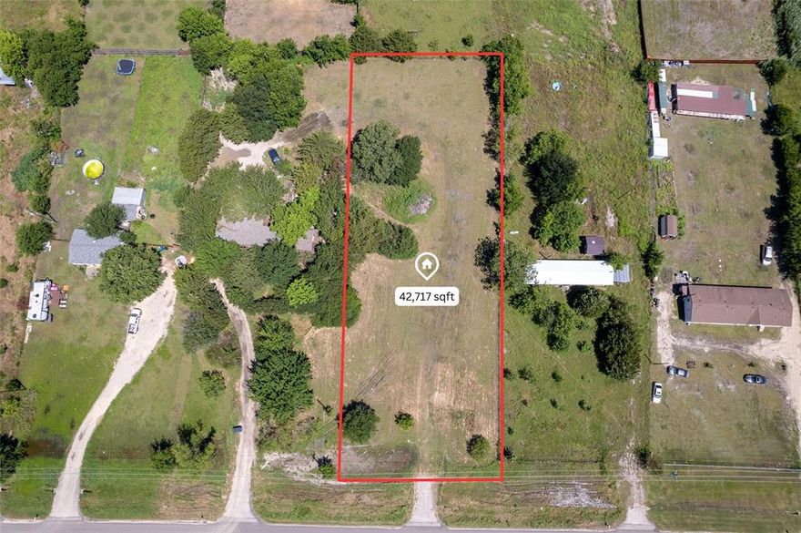 1 acre in Prime location, with very few zoning restrictions! Property is located in county and outside city limits... perfect for farm, residential, commercial, industrial, or residential build-to-suit development use. It could be ideal for storage units, RV and boat parking, contractor yard, warehouse, RV park, or construction business!  Thanks to its Prime location, easy highway access, in a growing area, the possibilities endless!