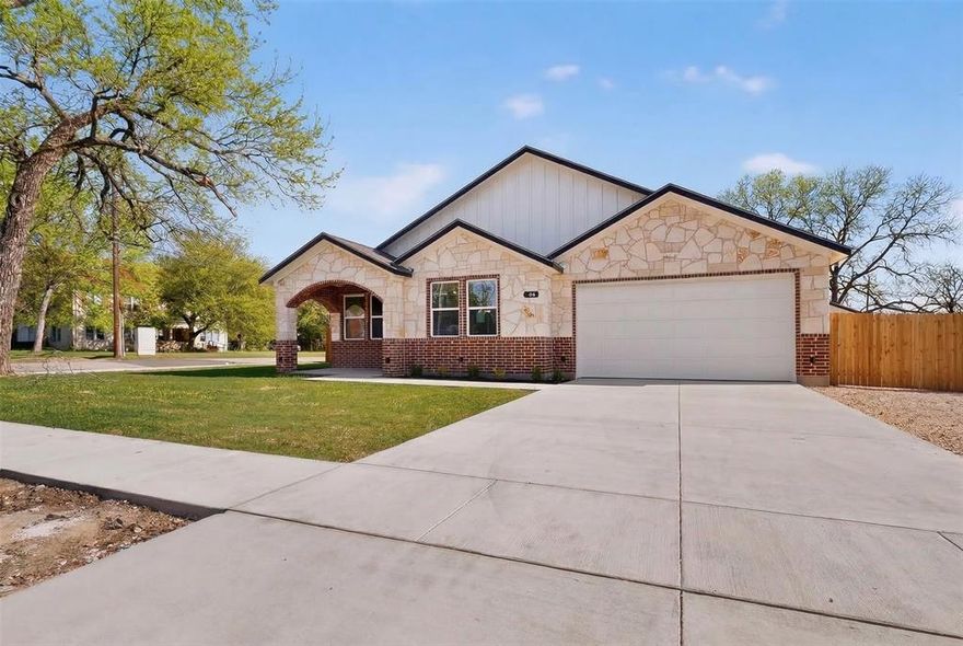 Brand new construction home located on a corner lot at 106 Jones St in Terrell, TX. Priced at $289,000, this property offers a well-designed layout with quality finishes throughout.

Brand New Construction with NO HOA! You will love this one.. it checks all the boxes and its on the corner for added parking. The home features an open-concept with nice kitchen and large island overlooking living area, dining area perfect for you large table and dont miss the pantry! Interior details include wide hallways, arched entryways, and tiered ceilings that add dimension and character.

Kitchen and living spaces are designed for everyday living with a practical flow and modern finishes. Two car garage that is fully finished for a nice clean space. Fenced in yard and no neighbors behind you, perfect for entertaining 

Located in the heart Terrell with convenient access to I-20, shopping, schools and right off main roads. 

Casa de nueva construcción ubicada en esquina y sin restricciones! Esta propiedad ofrece un diseño funcional con acabados de calidad en toda la casa.

La propiedad cuenta con un concepto abierto en la cocina y sala, creando un espacio cómodo y bien conectado. Incluye detalles interiores como pasillos amplios, arcos decorativos y techos elevados con diseño moderno 

La cocina y las áreas principales están diseñadas para el uso diario con una distribución práctica y acabados modernos. El garaje está completamente terminado y listo para du nuevo dueno. Pregunte de programa en Terrell para primer comprador!