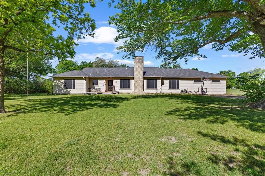 Roomy 3-Bed, 3-Bath on Over an Acre – Walk to Bonham Schools
It’s not every day you find a 3,241± sq. ft. home on a 1.194± acre lot in town—this one’s a rare gem! With 3 bedrooms, 3 full baths, 2 living areas, a dining room, and 2 fireplaces, there’s space for everyone to spread out and feel at home.
Hardwood floors run throughout most of the house, and the huge primary bedroom comes with an even bigger bathroom and plenty of closet space. Some nice updates have already been done, and the roof was replaced recently, so you’re off to a great start.
Outside, you’ll love the beautiful mature trees and the concrete driveway. Best of all, it’s just a short walk to Bonham schools—super convenient for families.
If you’re looking for space, charm, and a great location, this one’s definitely worth checking out.