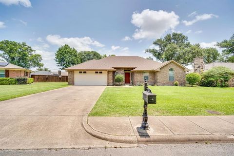 Photo of 404 Highland Drive, Ennis, TX 75119 (MLS # 21323180)