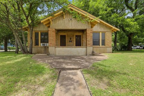 Photo of 710 S Wilhite Street, Cleburne, TX 76031 (MLS # 21323515)