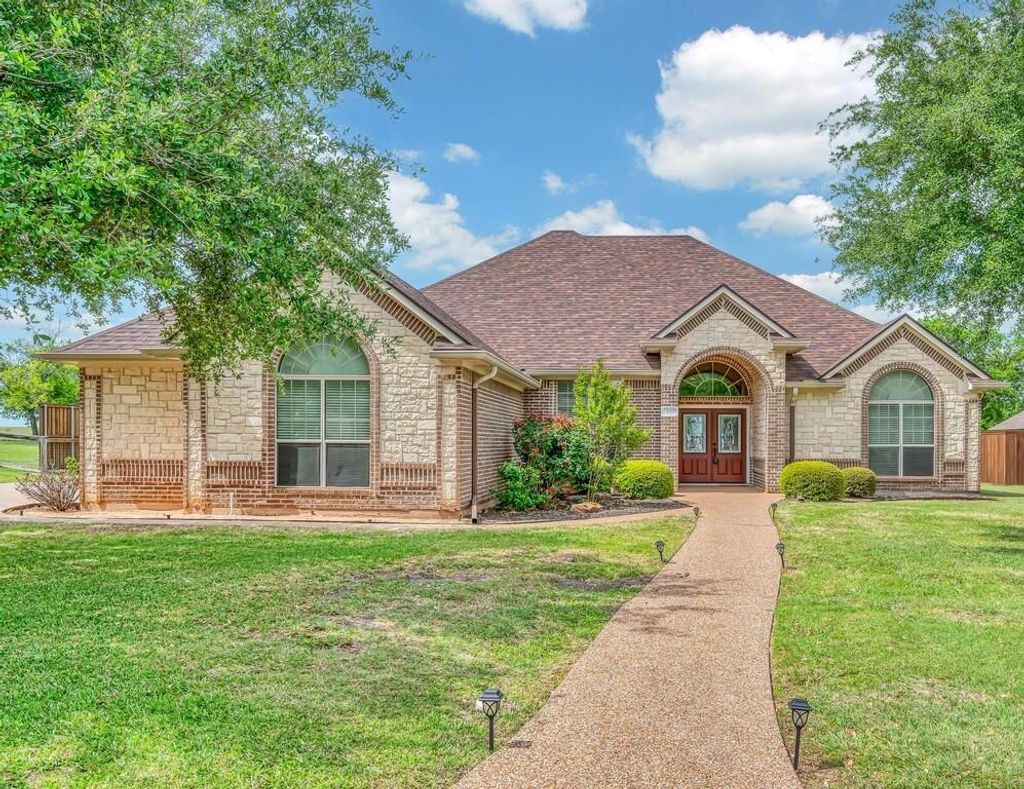 Photo of 1405 Val Halla Park, Robinson, TX 76706 (MLS # 21242132)