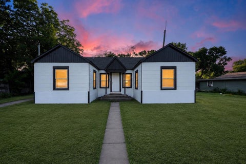 Photo of 351 S Waco Street, Van Alstyne, TX 75495 (MLS # 21391198)