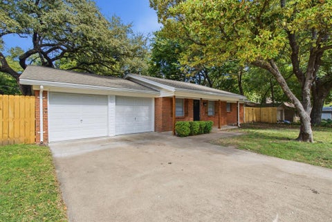 Photo of 208 Live Oak Lane, Weatherford, TX 76086 (MLS # 21423534)