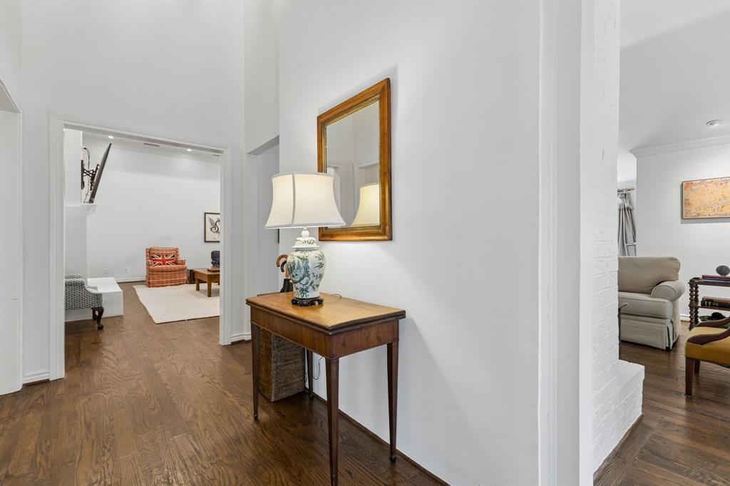 3827 N Versailles Avenue