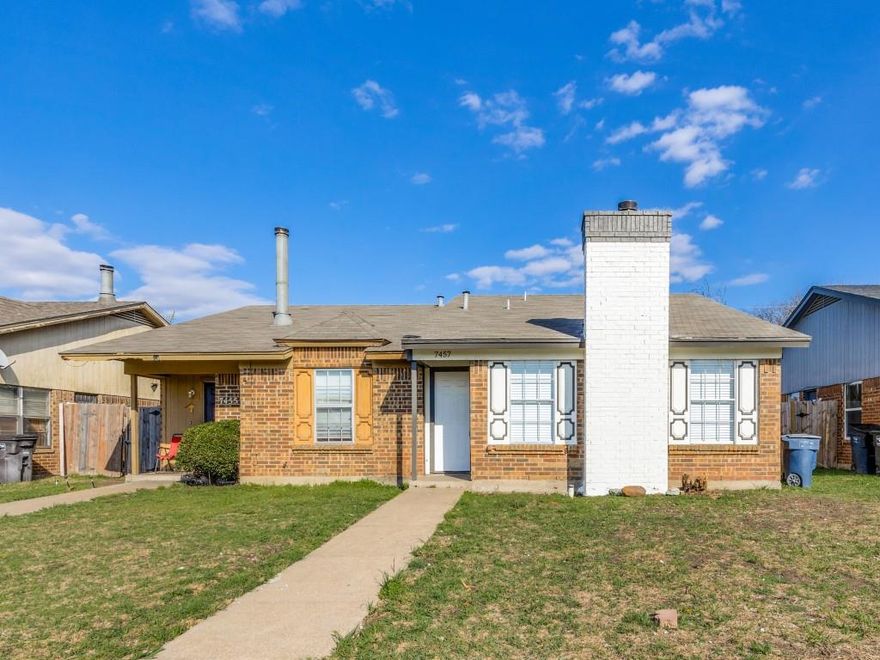 Charming and updated 2-bedroom, 1-bath home located in Fort Worth. This 1,118 sq ft home features a spacious layout with stylish modern upgrades throughout. The kitchen has been beautifully renovated with white cabinetry, granite countertops, and stainless steel appliances.
Enjoy laminate wood flooring throughout the home—no carpet—and updated lighting and hardware for a clean, modern look. The open-concept living and dining area provides an inviting space to relax or entertain.
Currently occupied. Do not disturb tenants. Showings by appointment only.
Available for move-in early October.