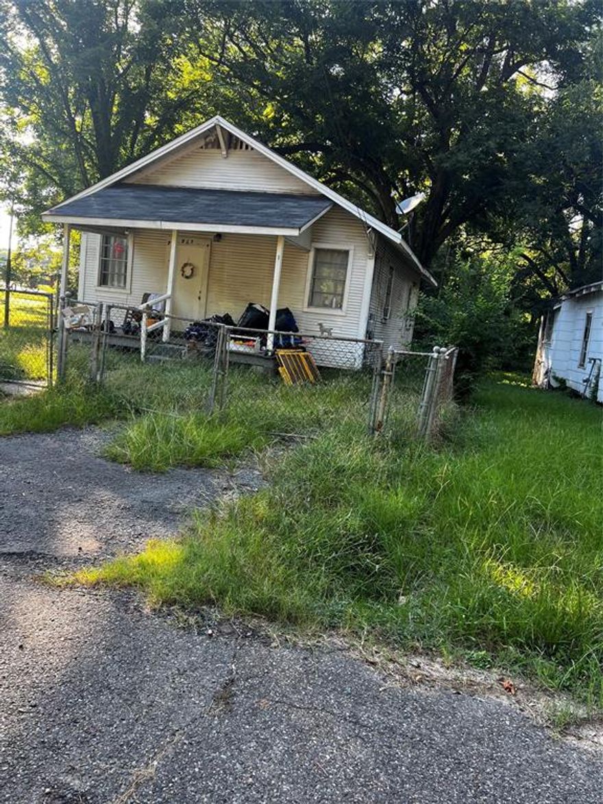 Discover an exceptional opportunity at 913?Bethany Street in Shreveport – a cozy 2 bedroom, 1 bath ranch-style home on nearly 0.13?acres in the peaceful Palmyra Subdivision. Featuring 804?sq?ft of livable space, an eat-in kitchen, laundry hookups, and driveway parking  with no HOA fees. Ideal for first-time buyers or investors seeking a renovation-ready gem with strong resale or rental potential.