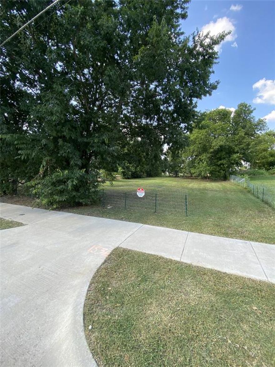 50'x107' lot located in an up-and-coming are with new builds. This lot features a newly constructed sidewalk and driveway approach enhancing accessibility and curb appeal. Utilities are available for connection. This is an ideal location for those looking to invest in a growing neighborhood with all the essential infrastructure in place.