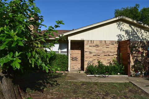 Photo of 1806 Family Circle, Grand Prairie, TX 75051 (MLS # 21325395)