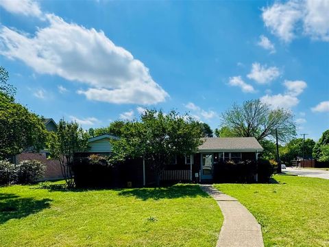 Photo of 1800 Highland Drive, Carrollton, TX 75006 (MLS # 21223677)