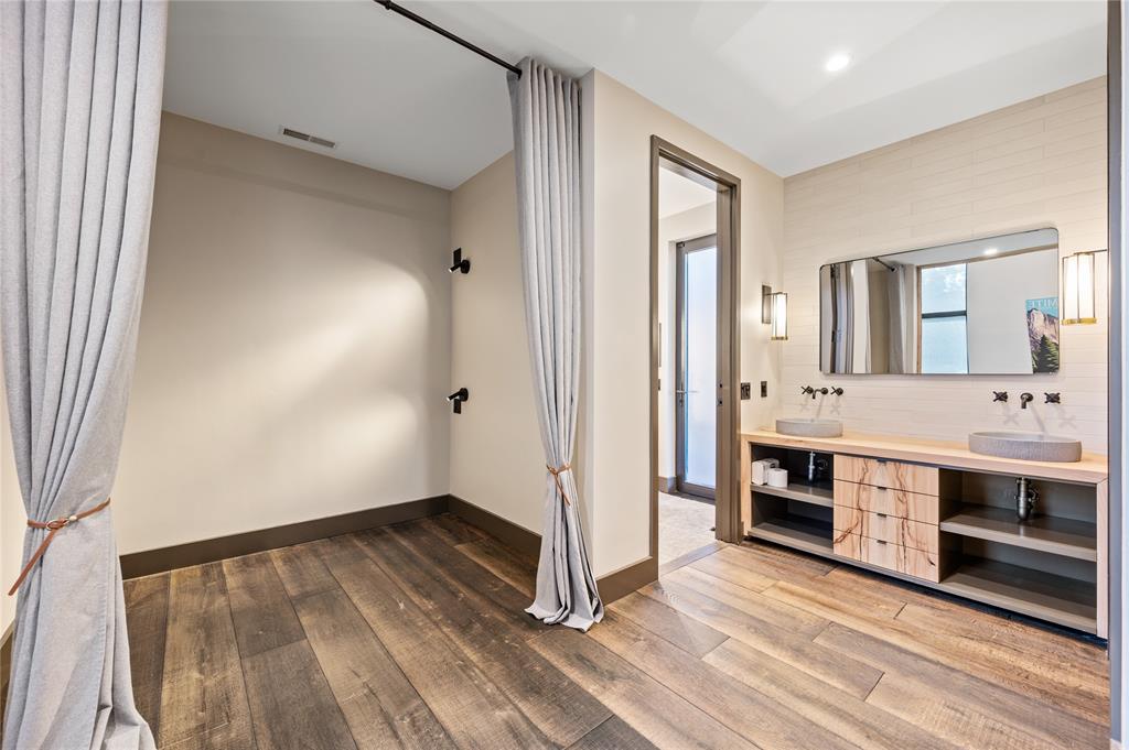 Ht Chenoweth Surv Abs #157 - Land