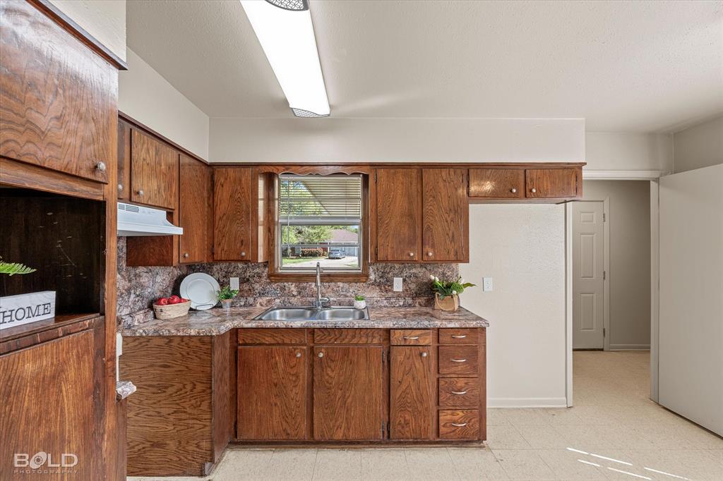 1121 Heatherwood Drive