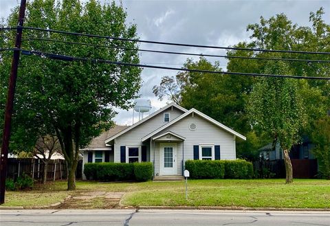 Photo of 407 E Main Street, Whitesboro, TX 76273 (MLS # 21098597)