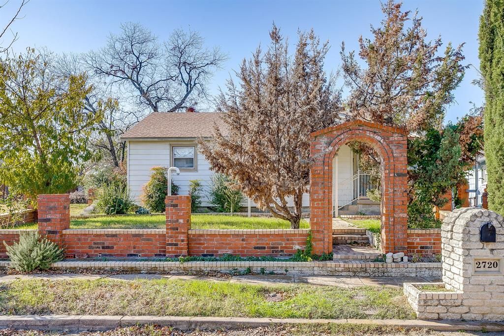 Photo of 2720 Gordon Avenue, Fort Worth, TX 76110 (MLS # 21159305)