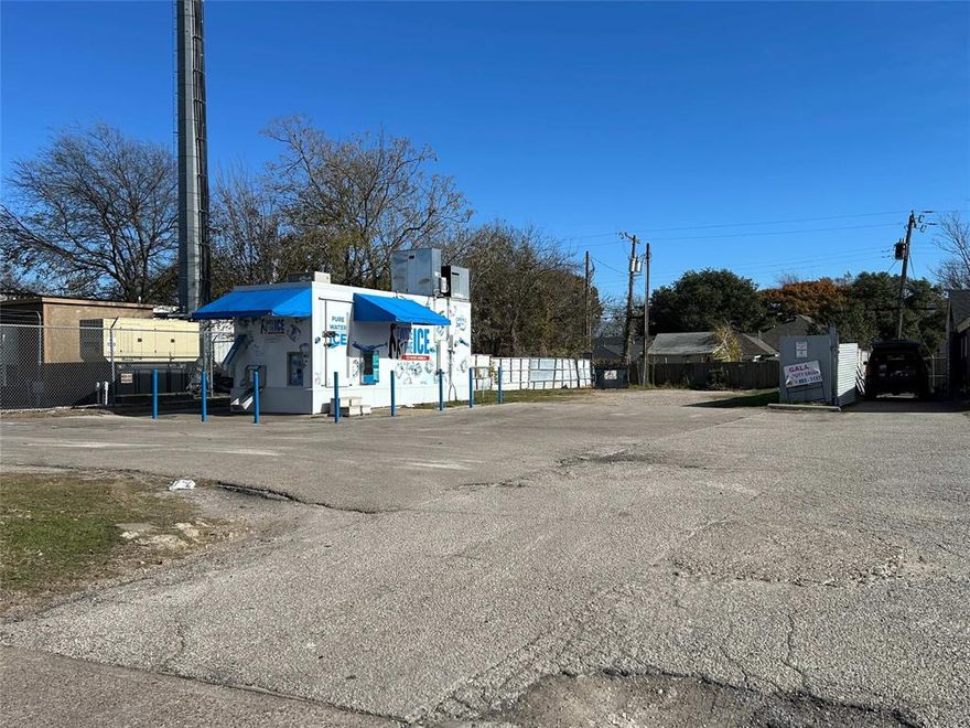 Highly visible commercial lot located in the heart of Oak Cliff, positioned between Clarendon Drive and 12th Street. This high-traffic site offers excellent exposure and is well-suited for a variety of commercial uses, including a food truck court, parking operation, or storage facility. Ideal opportunity for investors or business owners to bring their vision to life. Conveniently located just minutes from Bishop Arts District, the Dallas Zoo, and the upcoming Southern Gateway Park, providing strong growth potential and accessibility.