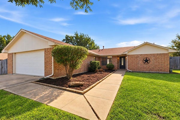 1815 WISTERIA ST, DENTON, TX 76205 - Image b9b9aff76f1e7a206fad560f88f2f4dc/4158053199