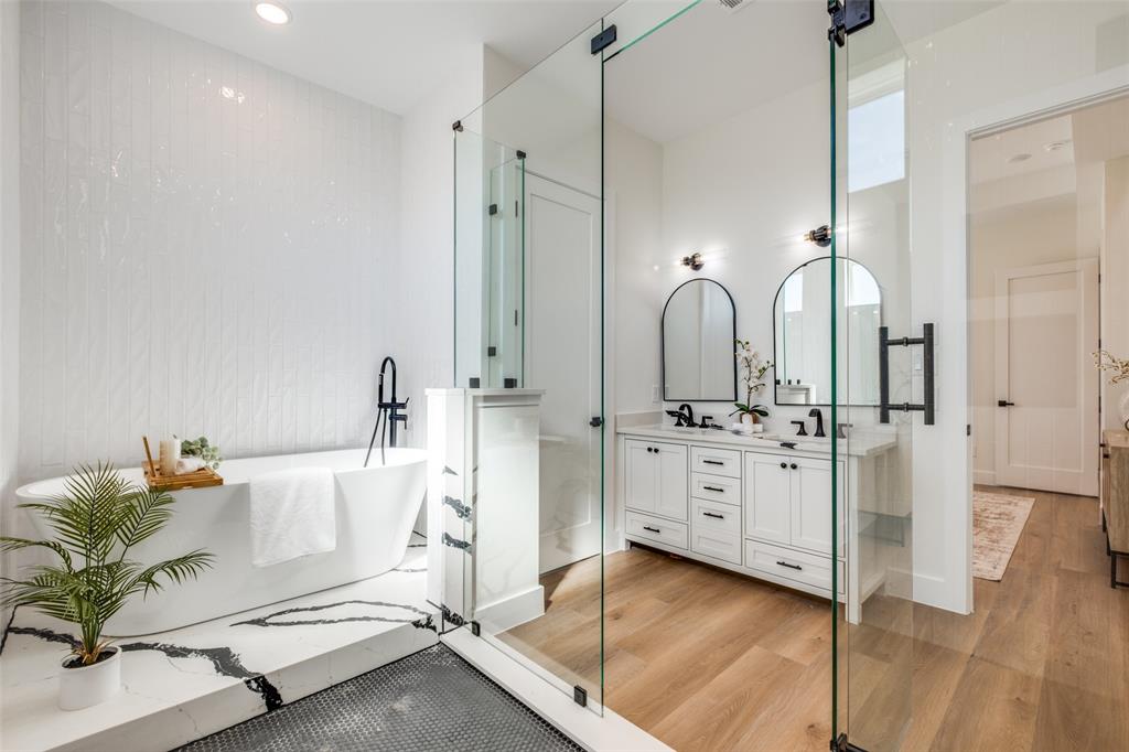 BARNES & MITCHELLS GRAND AVE - Residential