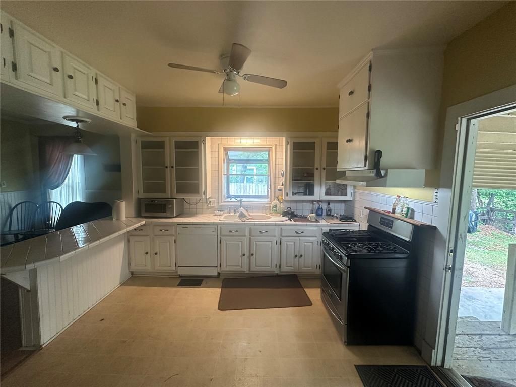 Photo of 504 1st Street, Terrell, TX 75160 (MLS # 21306924)