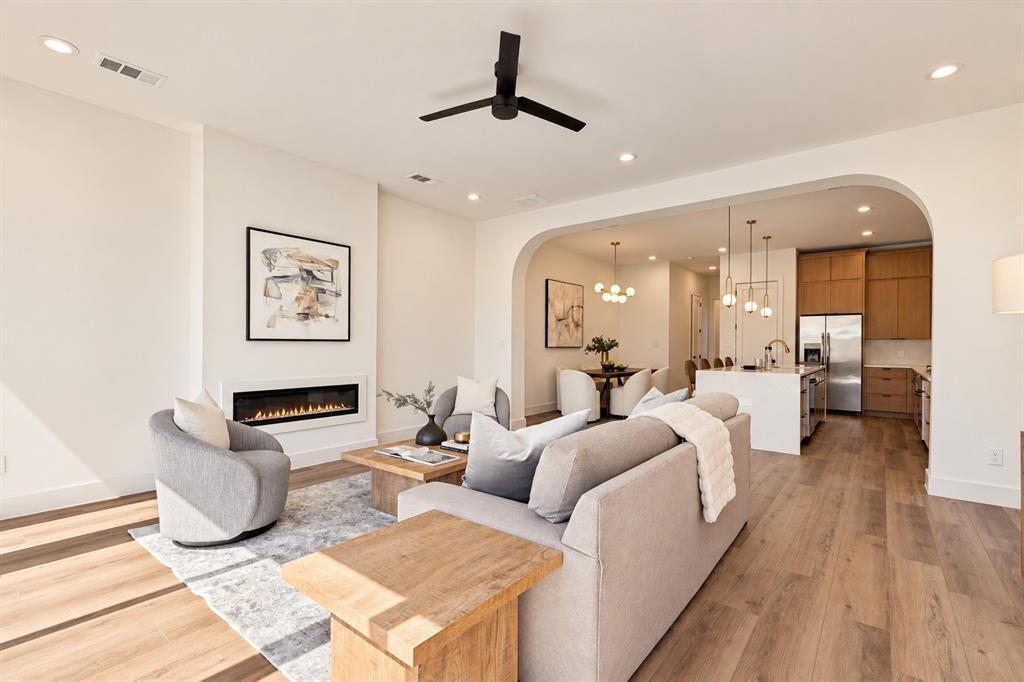 Photo of 905 Bayonne Street, Dallas, TX 75212 (MLS # 21421447)