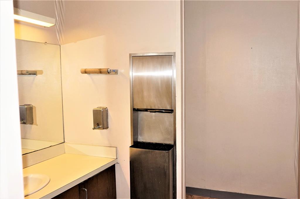 Andrews Distributing Add 7389 - Commercial Lease