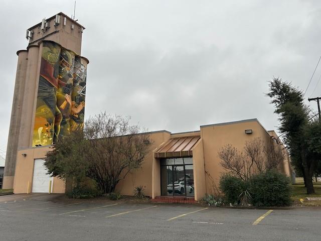 Andrews Distributing Add 7389 - Commercial Lease