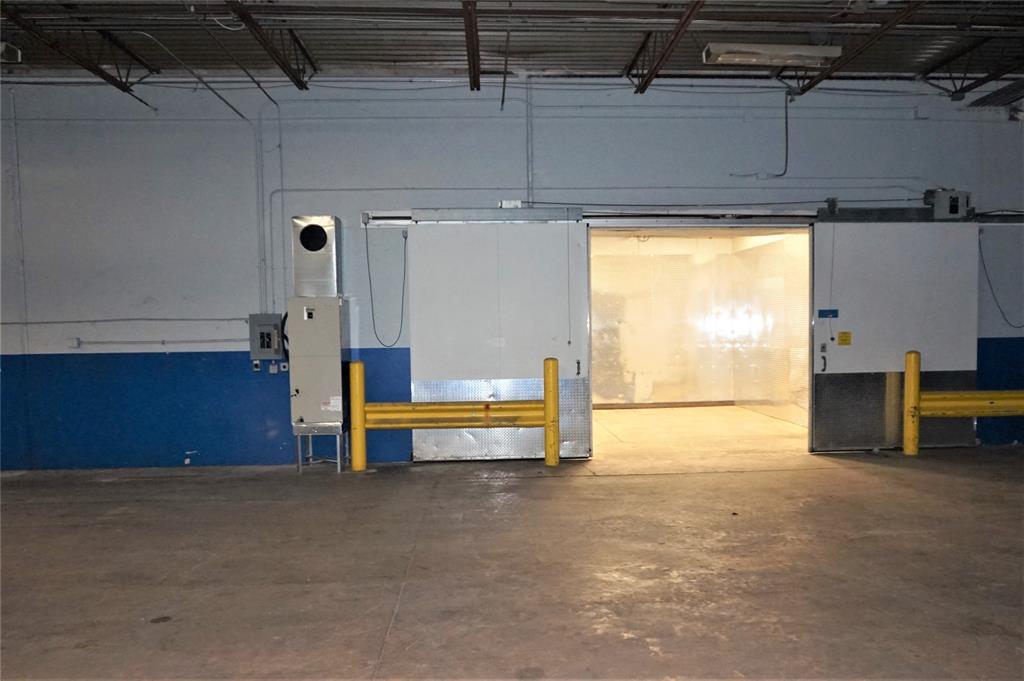 Andrews Distributing Add 7389 - Commercial Lease