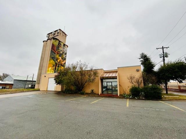 Andrews Distributing Add 7389 - Commercial Lease